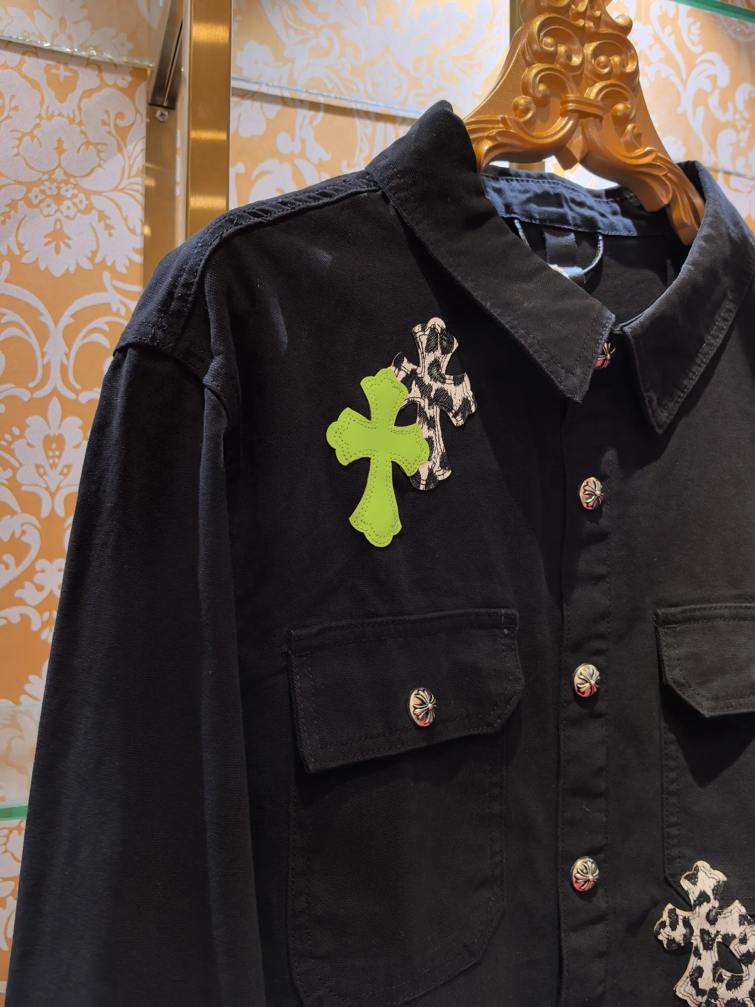 P480 Chrome Hearts advanced custom model, Chrome Hearts patchwork leather denim jacket, twill denim custom fabric, cross patchwork leather is all imitation lambskin, all dyed to completely restore no color difference, the inner leather label is first-layer calfskin, all hardware is 925 silver plated, it is the highest version, you get what you pay for, the same size for men and women, size S M L XL.